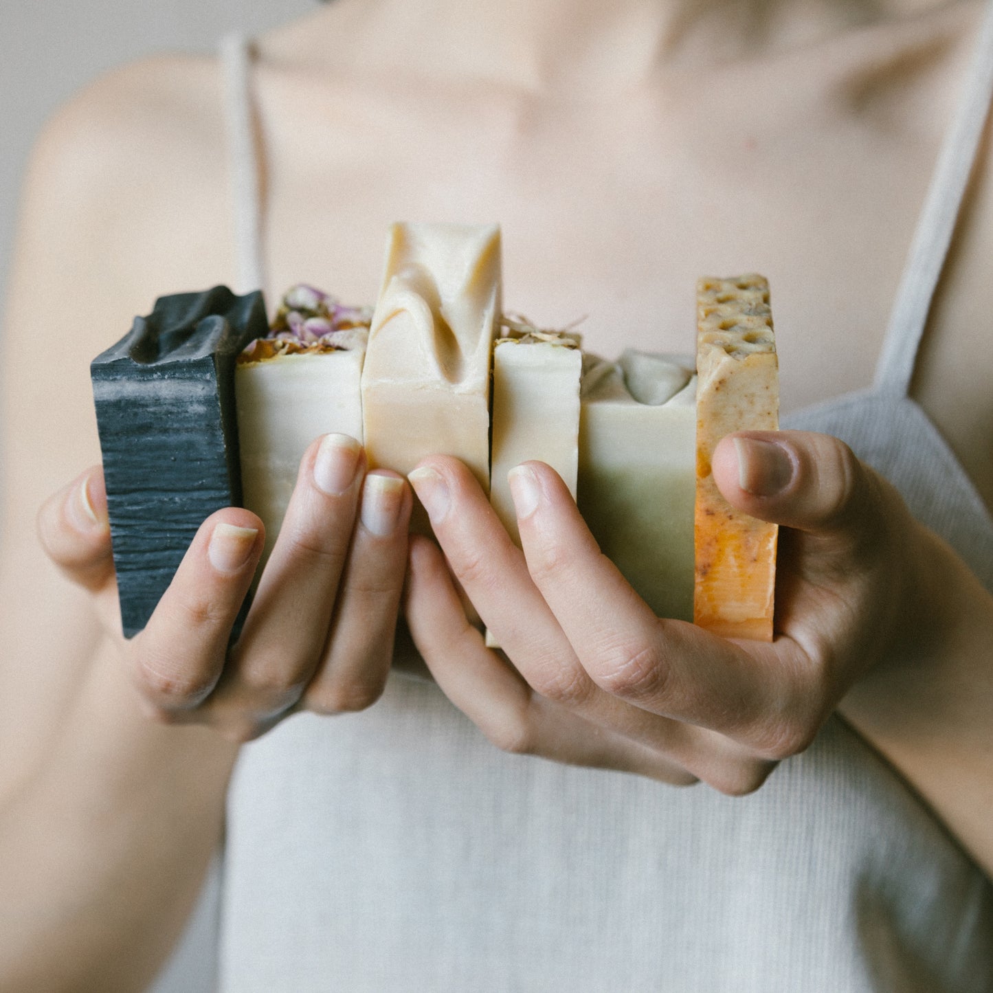 Participante tenant plusieurs savons artisanaux colorés fabriqués lors d'un atelier de fabrication de savon à Ascot Corner, Estrie