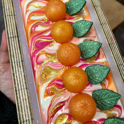 Gros plan sur le dessus décoré du savon au pamplemousse rose
