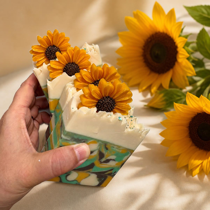 Gros plan montrant les décorations sur le dessus du savon naturel tournesol fabriqué par Effet Lotus