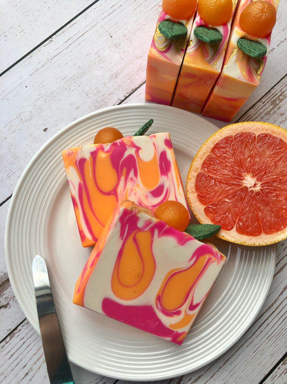 Savon en barre parfumé aux agrumes avec décoration en forme de pamplemousse