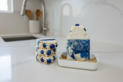 Savon gâteaux aux bleuets dans une cuisine minimaliste moderne