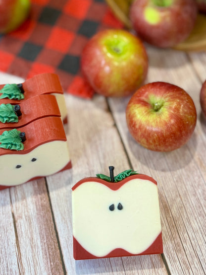 Des savons croque ta pomme sur une table dans un verger