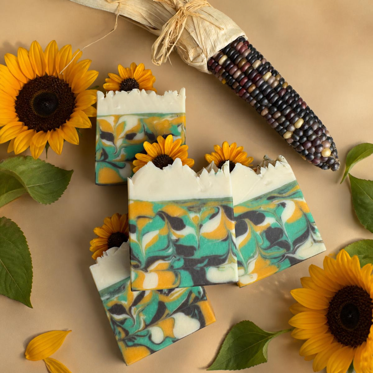 Des savons artisanaux décorés de tournesol