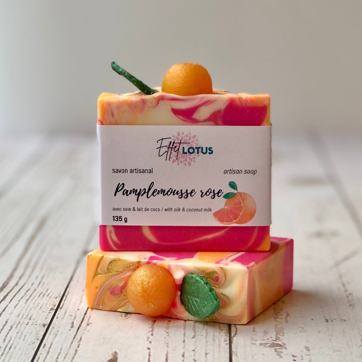 Gros plan sur un savon au pamplemousse rose fait au Québec