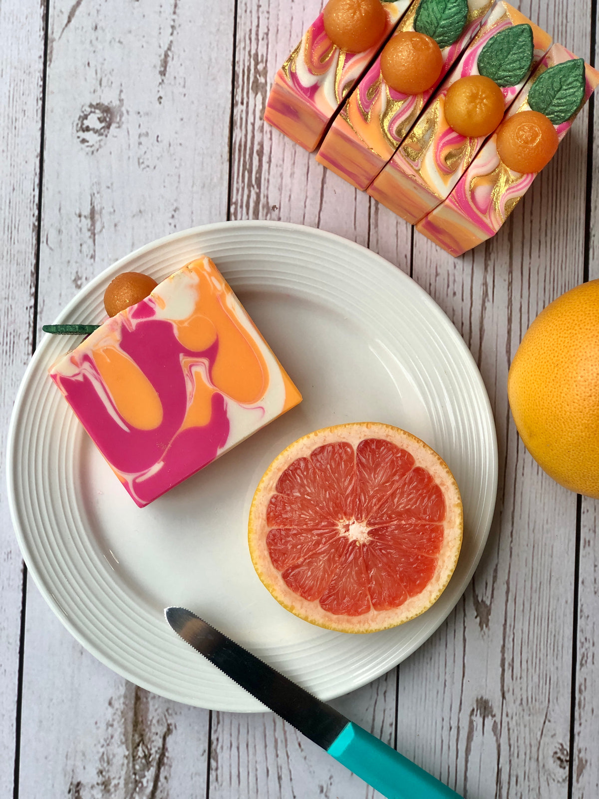 Savon en barre parfumé aux agrumes avec décoration en forme de pamplemousse