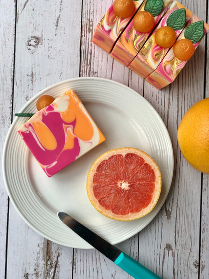 Savon en barre parfumé aux agrumes avec décoration en forme de pamplemousse
