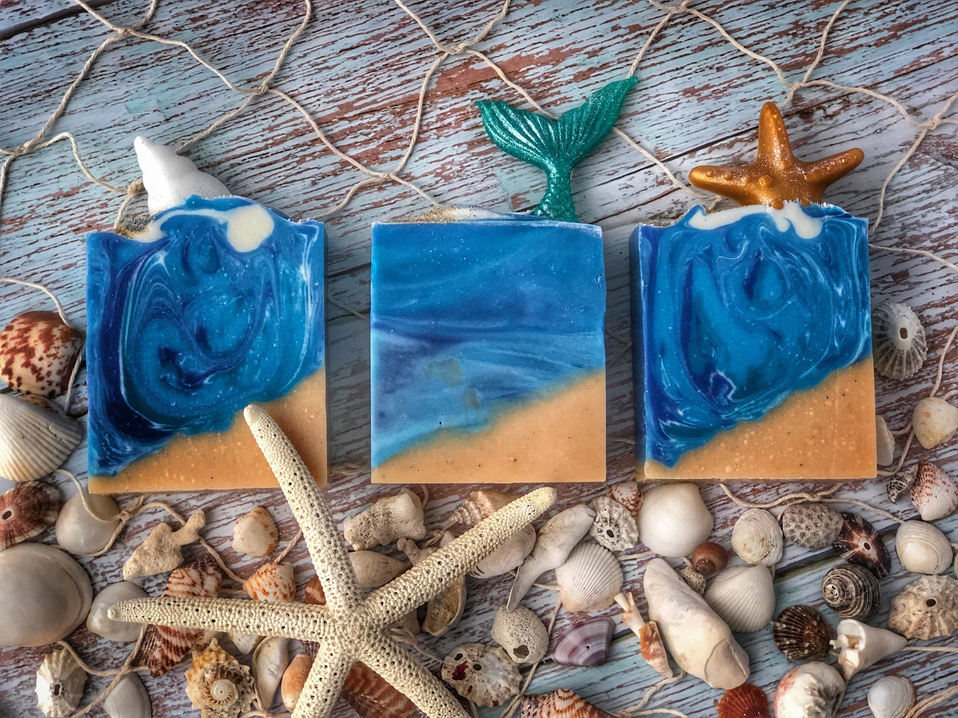 Différentes variations du savon brise océanique avec ses décorations rappelant le bord de mer.