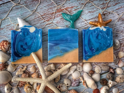 Différentes variations du savon brise océanique avec ses décorations rappelant le bord de mer.