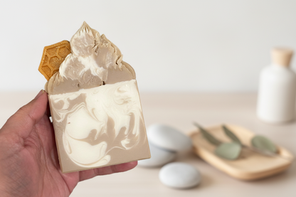 Savon artisanal Miel et avoine avec décoration en nid d’abeille
