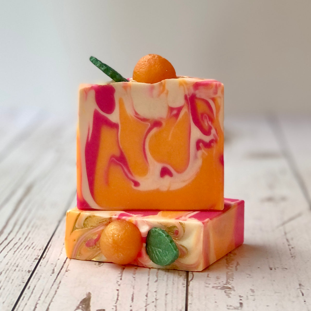 Gros plan sur un savon artisanal au pamplemousse rose
