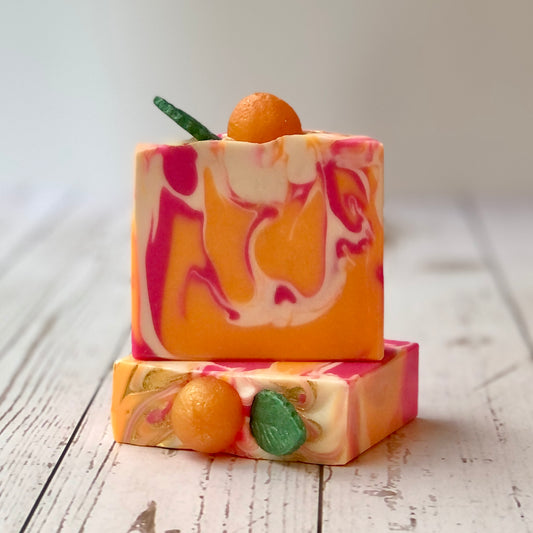 Gros plan sur un savon artisanal au pamplemousse rose