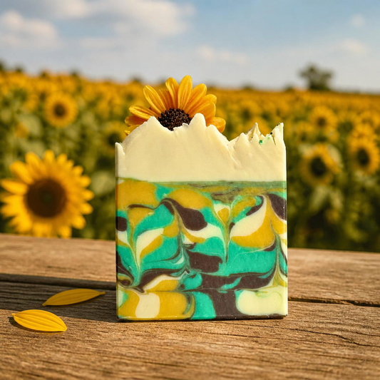 Gros plan sur le savon tournesol devant un champ