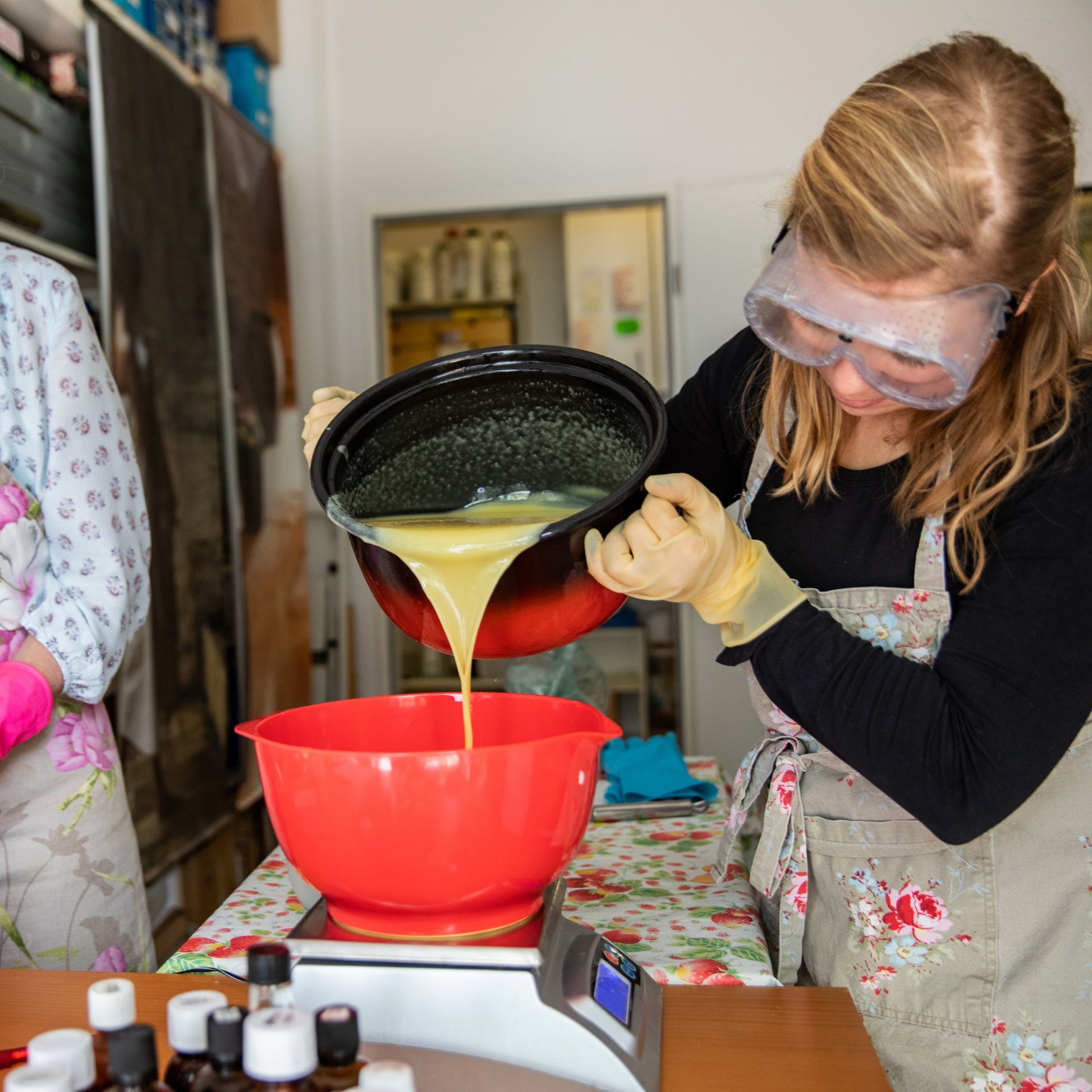 Participants concentrés sur la fabrication de leur savon artisanal fait main lors d'un atelier créatif en Estrie, Québec