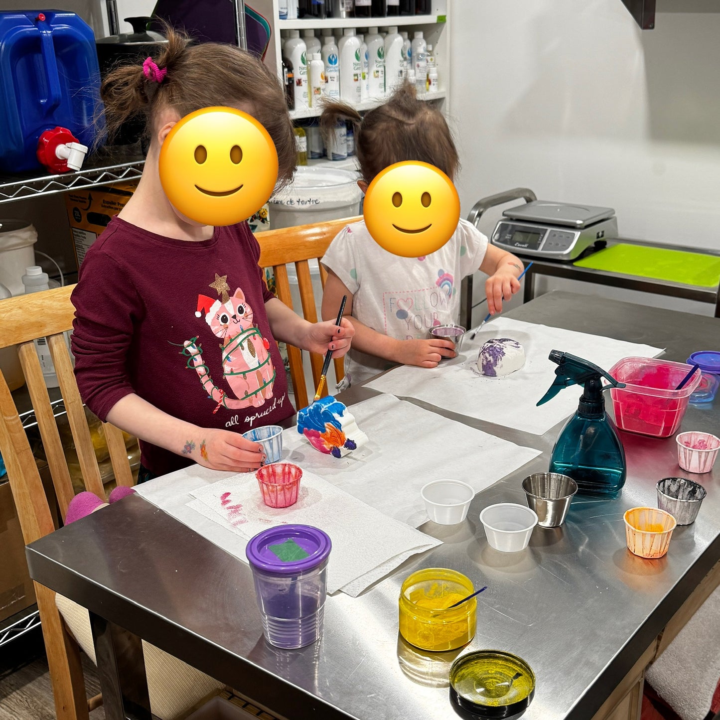 Enfants concentrés sur la décoration de leurs bombes de bain, atelier créatif en Estrie