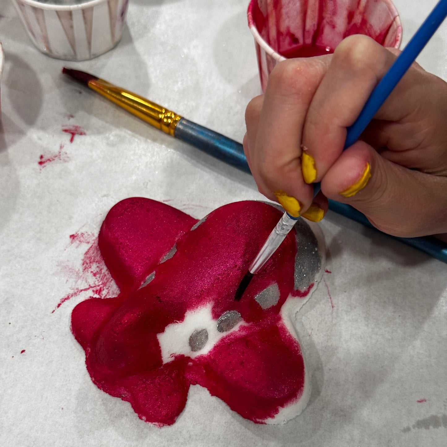 Atelier créatif enfants : peinture de bombes de bain en groupe à Ascot Corner, Québec