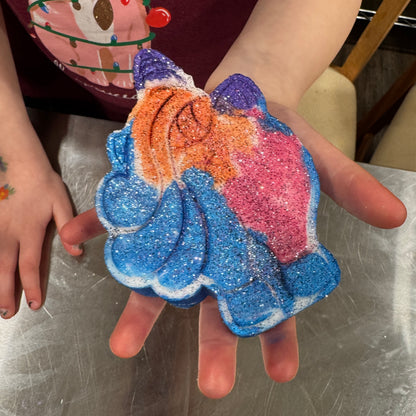 Bombe de bain décorée par un enfant avec des paillettes, atelier créatif Effet Lotus, Québec