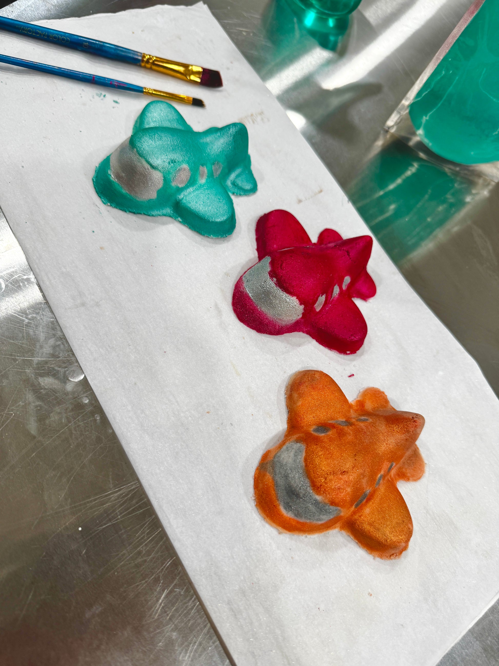 Bombes de bain faites main par un enfant avec paillettes et couleurs, activité créative en Estrie