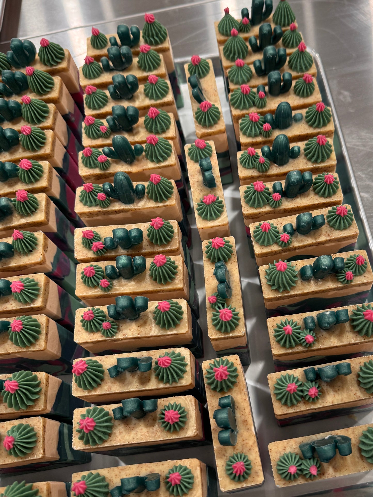 Des cactus fabriqués à la main décorent le savon fleur de cactus et en font une véritable oeuvre d'art.
