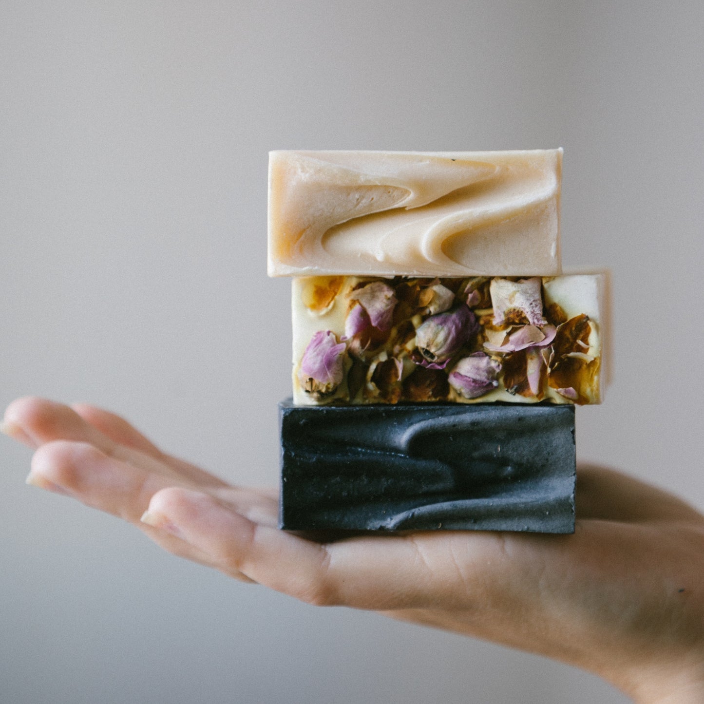 trois barres de savon artisanal fabriquées durant le cours de fabrication avancé effet lotus