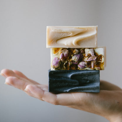 trois barres de savon artisanal fabriquées durant le cours de fabrication avancé effet lotus