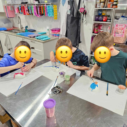 Groupe d'enfants décorant leurs bombes de bain à l'atelier Effet Lotus, activité créative Québec