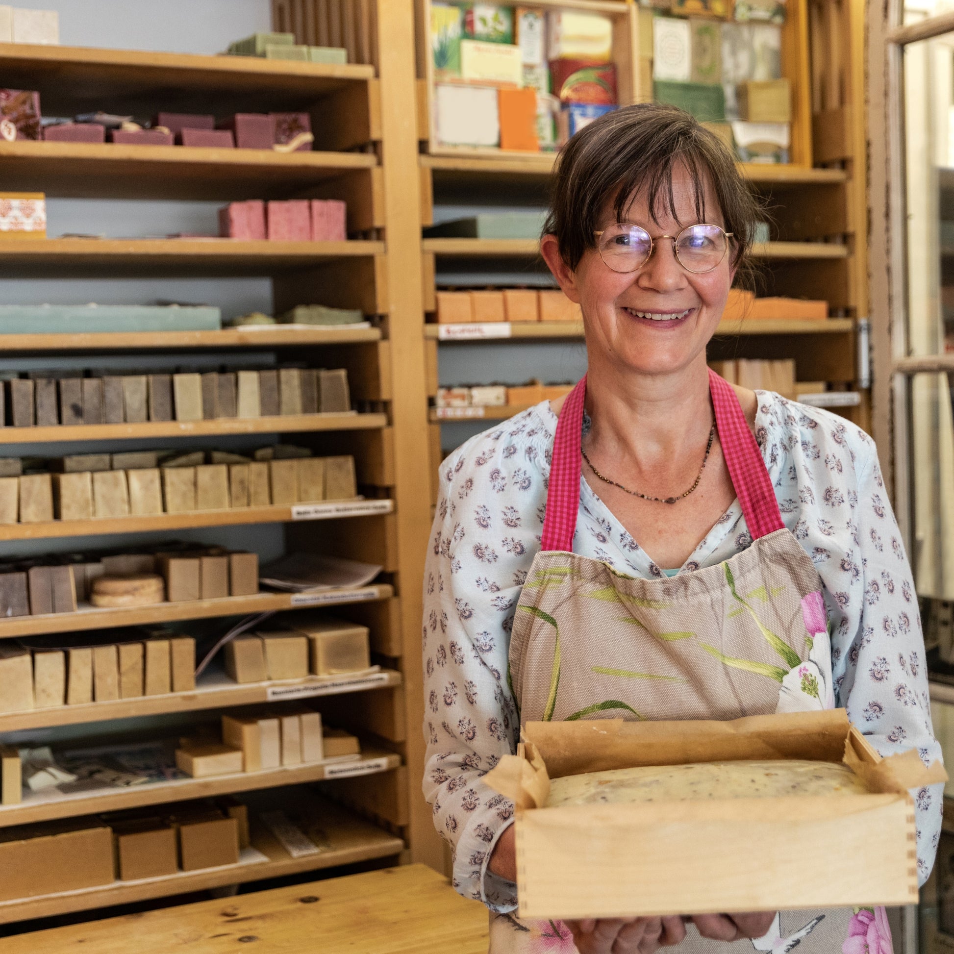 Participante tenant fièrement son pain de savon artisanal fait main, créé lors d'un atelier de fabrication de savon en Estrie