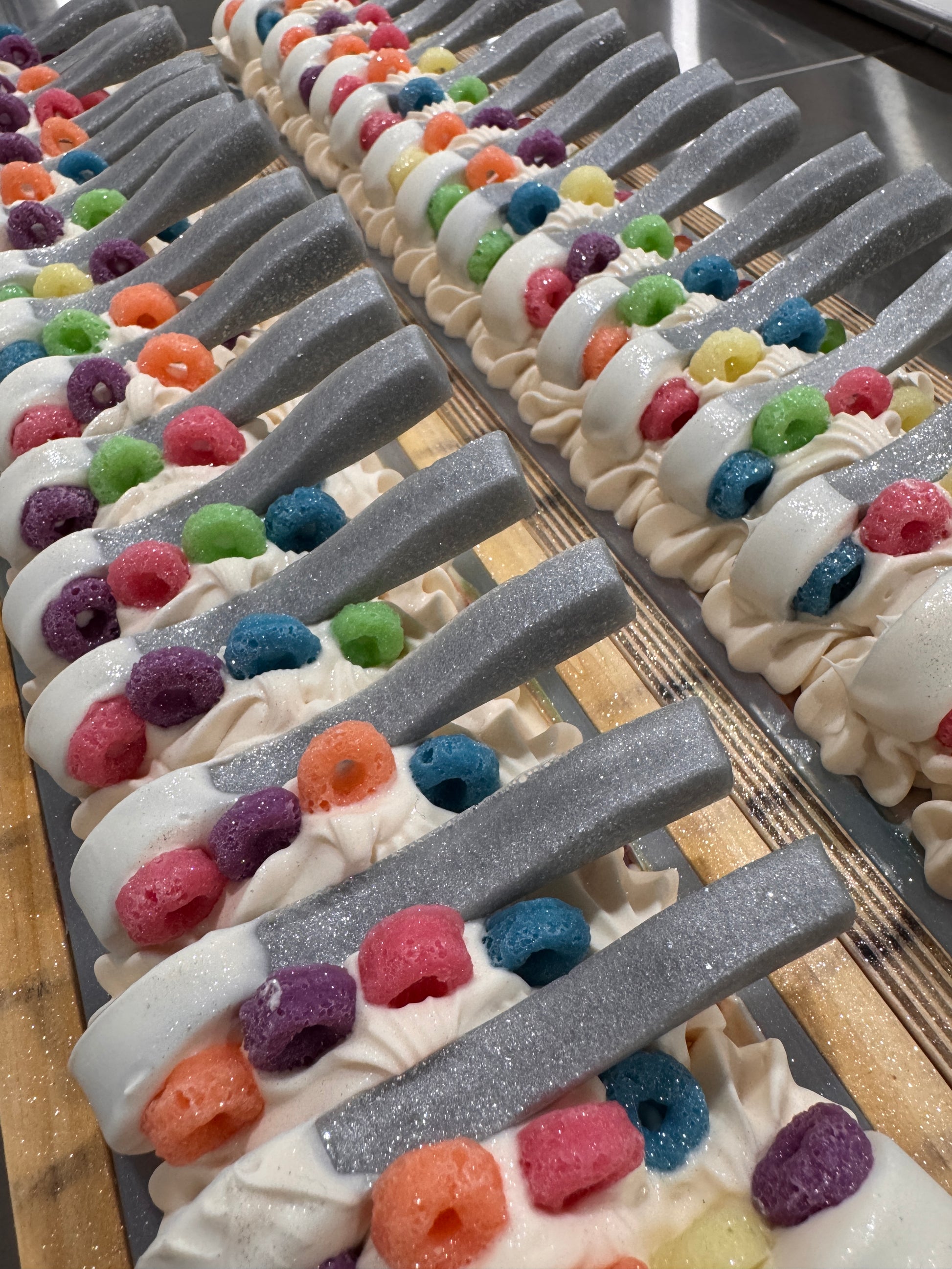 Gros plan sur la décoration du savon artisanal anneaux aux fruits fabriqué au Québec