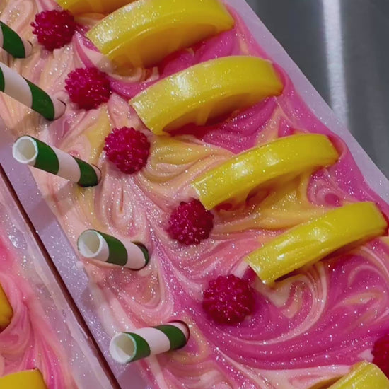 Savon limonade rose pour une summer vibe! Fabriqué à la main par effet Lotus.