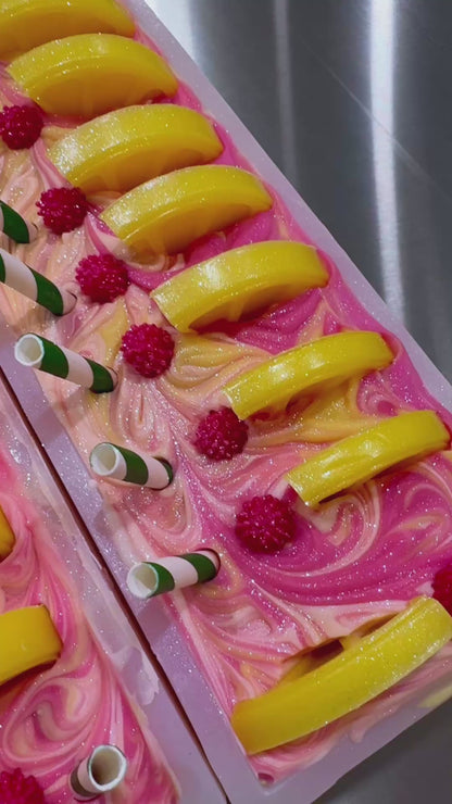 Savon limonade rose pour une summer vibe! Fabriqué à la main par effet Lotus.