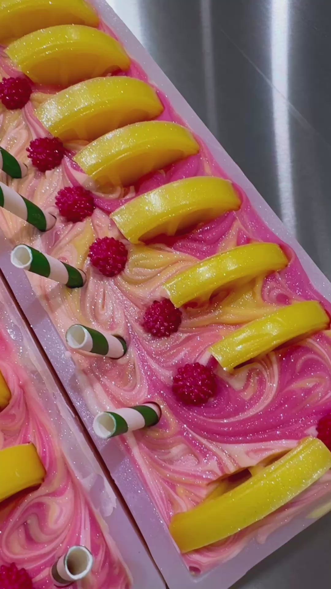 Savon limonade rose pour une summer vibe! Fabriqué à la main par effet Lotus.