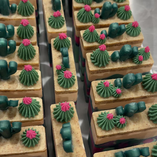 Chaque barre du savon fleur de cactus est unique car fabriquée à la main.