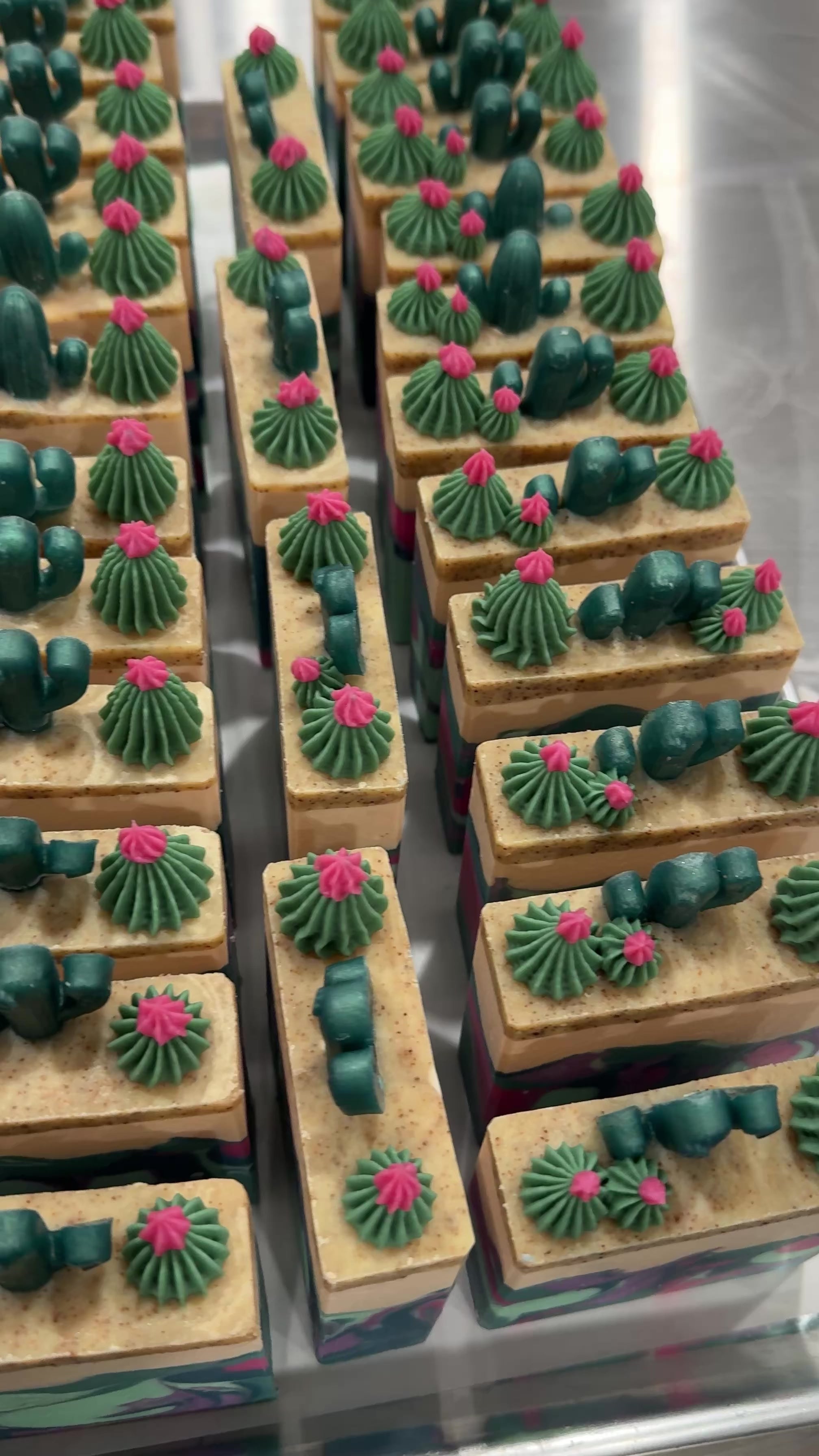 Chaque barre du savon fleur de cactus est unique car fabriquée à la main.
