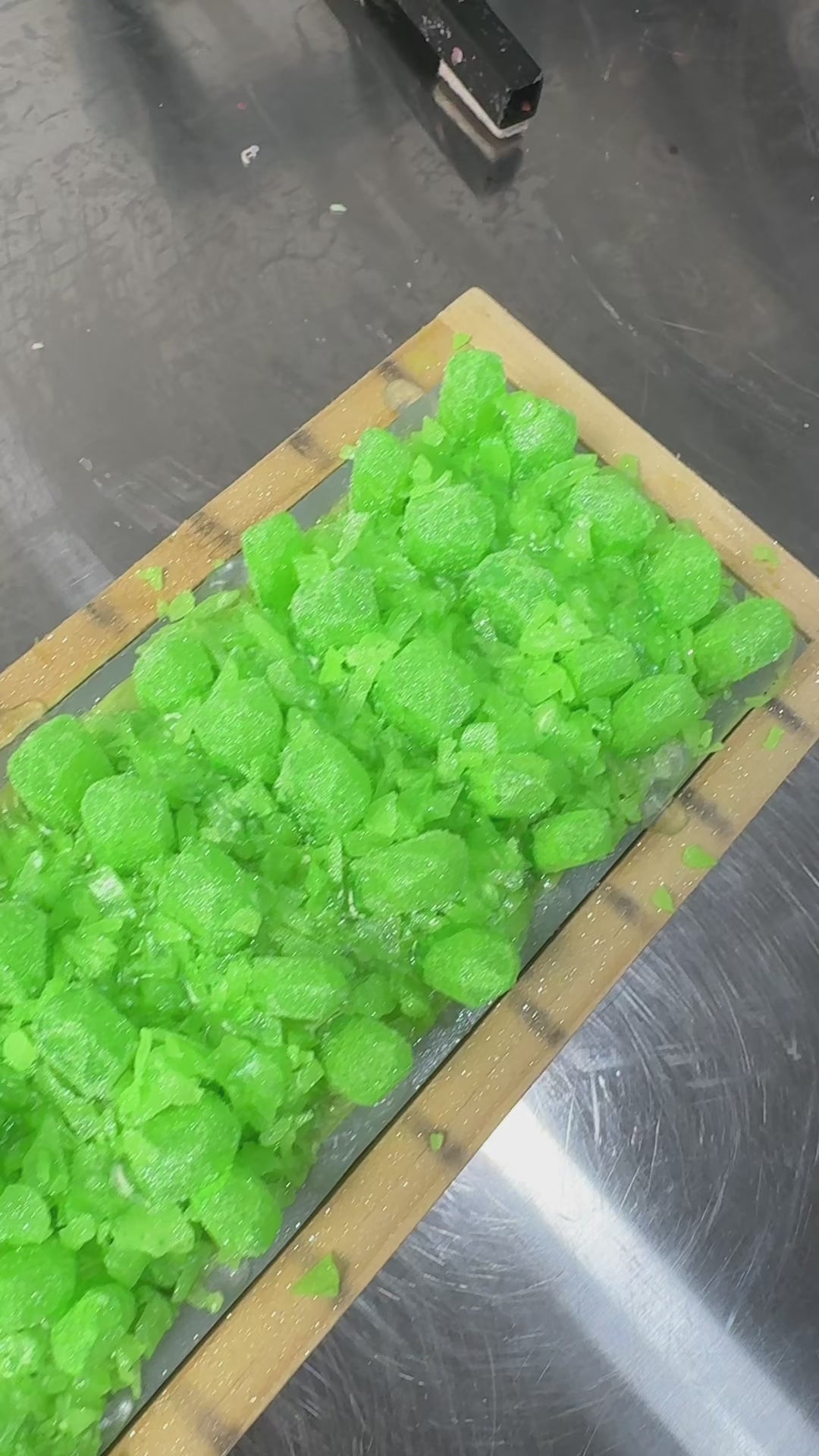 Vidéo montrant le dessus du savon kryptonite Effet Lotus, pour les fans de Superman.