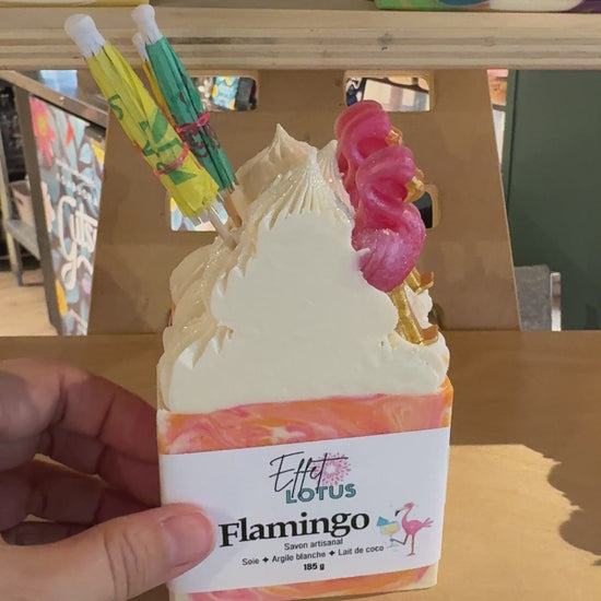 Détail de la barre de savon artisanal flamingo. 