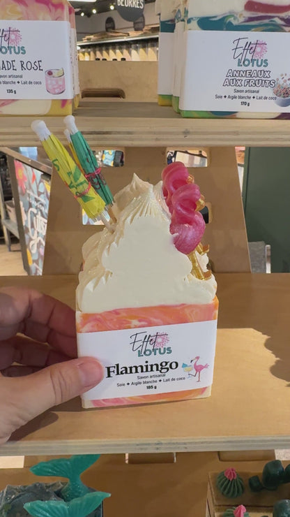 Détail de la barre de savon artisanal flamingo. 