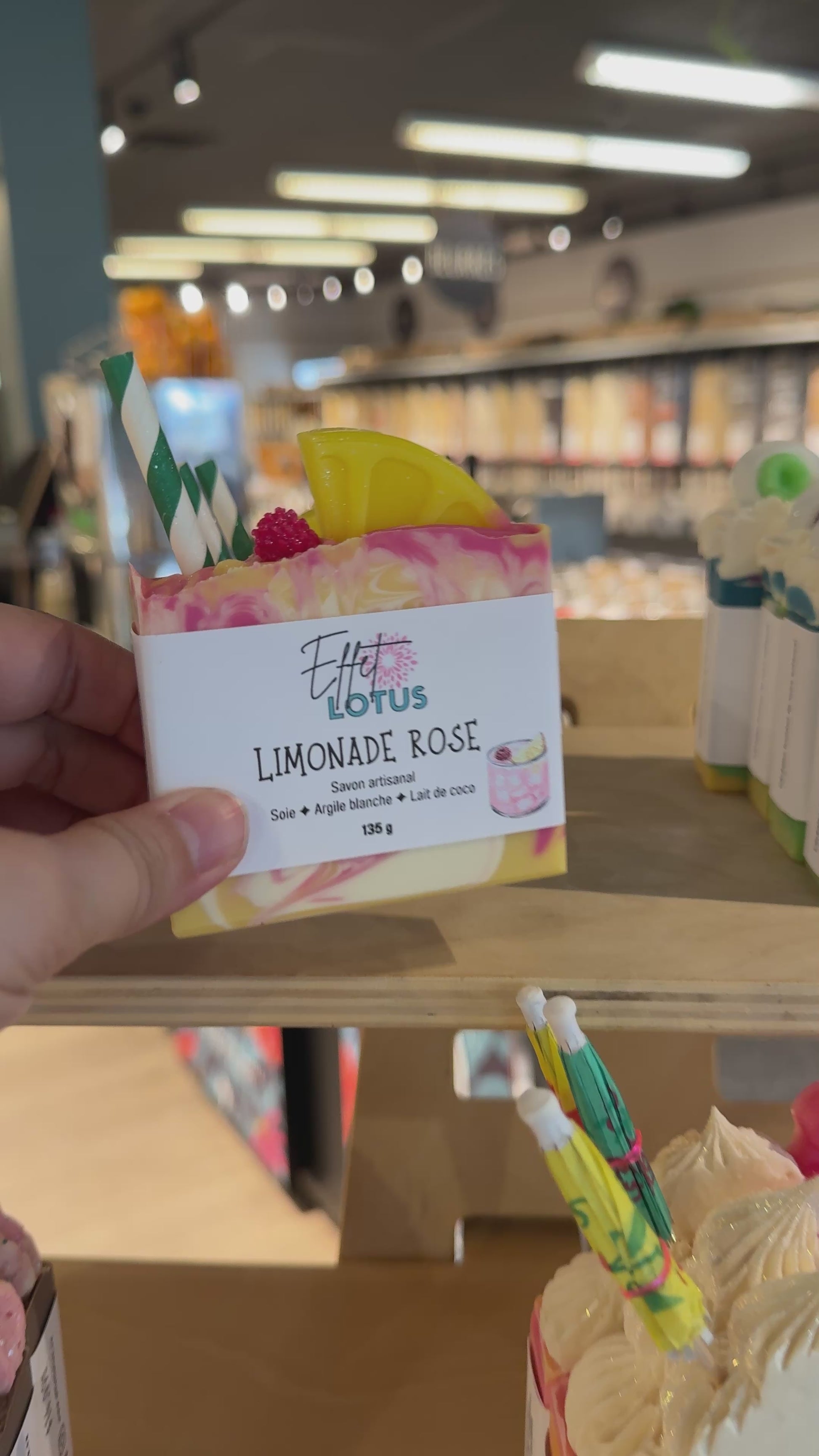 Savon limonade rose parfait pour l'été avec son odeur de framboise citronnée, écoresponsable