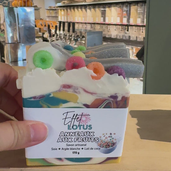 Vidéo montrant le détail du savon artisanal aux frootloops fabriqué à la main par Effet Lotus au Québec.
