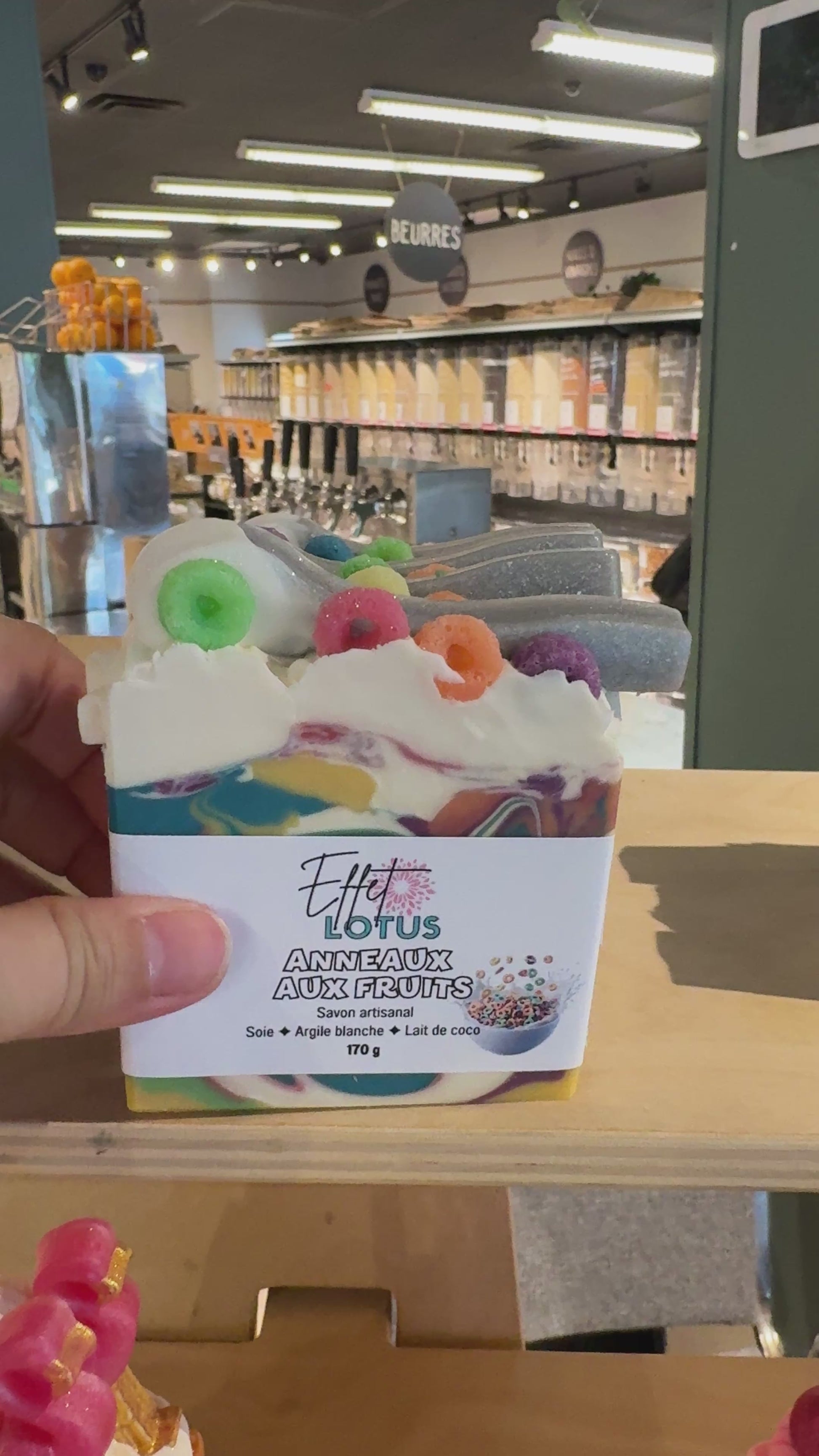 Vidéo montrant le détail du savon artisanal aux frootloops fabriqué à la main par Effet Lotus au Québec.