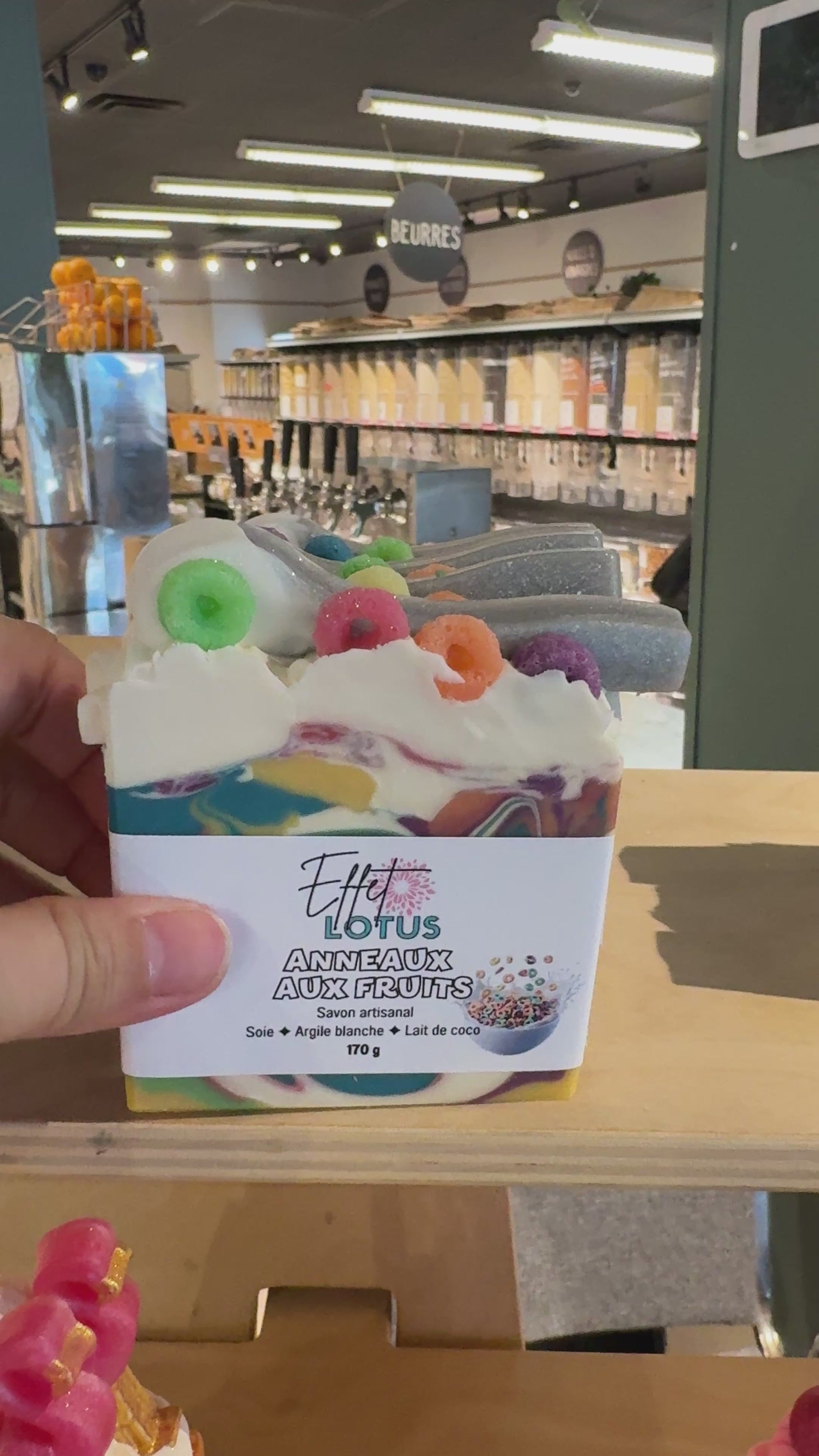 Vidéo montrant le détail du savon artisanal aux frootloops fabriqué à la main par Effet Lotus au Québec.