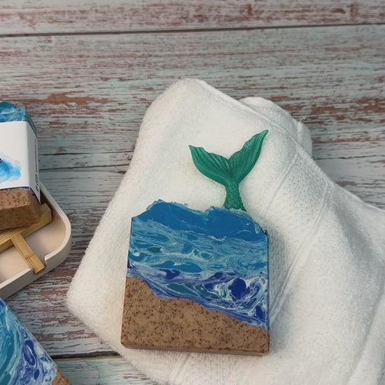 Vidéo montrant les différentes décorations sur le savon naturel exfoliant de style bord de mer.