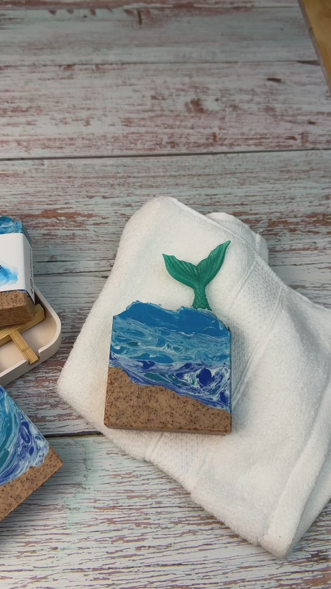 Vidéo montrant les différentes décorations sur le savon naturel exfoliant de style bord de mer.