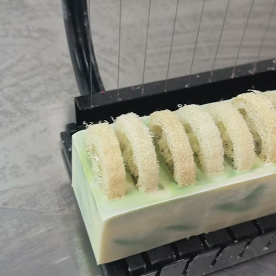 Vidéo montrant la coupe du savon au thé vert d'Effet Lotus, savonnerie québécoise.