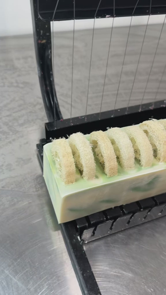 Vidéo montrant la coupe du savon au thé vert d'Effet Lotus, savonnerie québécoise.