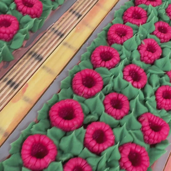 Dessus décoré de framboises fabriquées avec un moule en silicone homemade. 