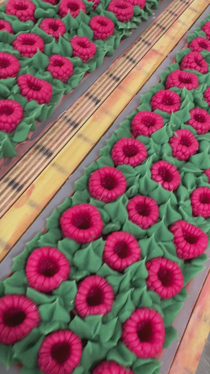 Dessus décoré de framboises fabriquées avec un moule en silicone homemade. 