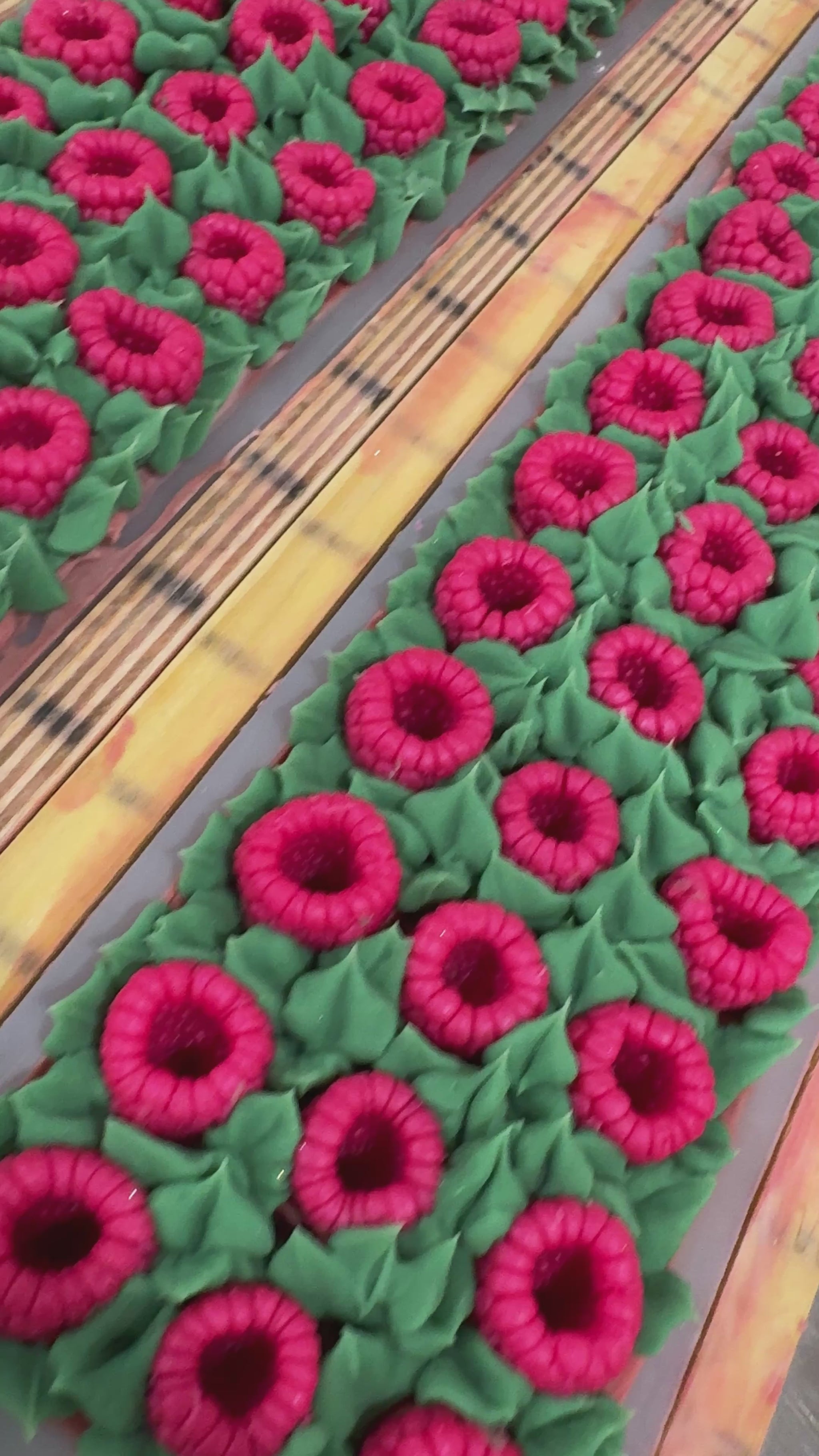 Dessus décoré de framboises fabriquées avec un moule en silicone homemade. 