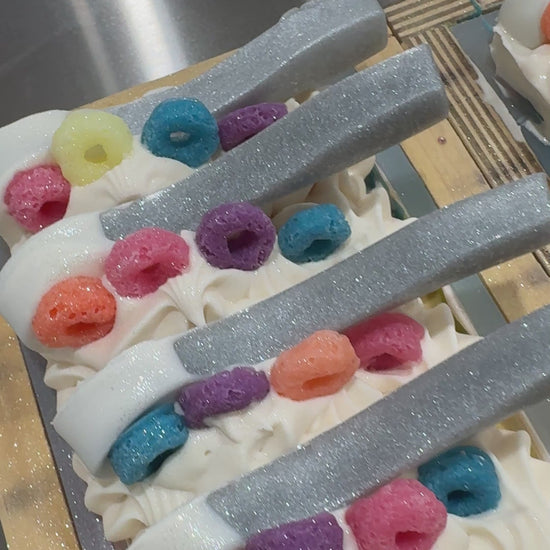 Vidéo montrant les décorations du savon frootloops pour un usage quotidien. 