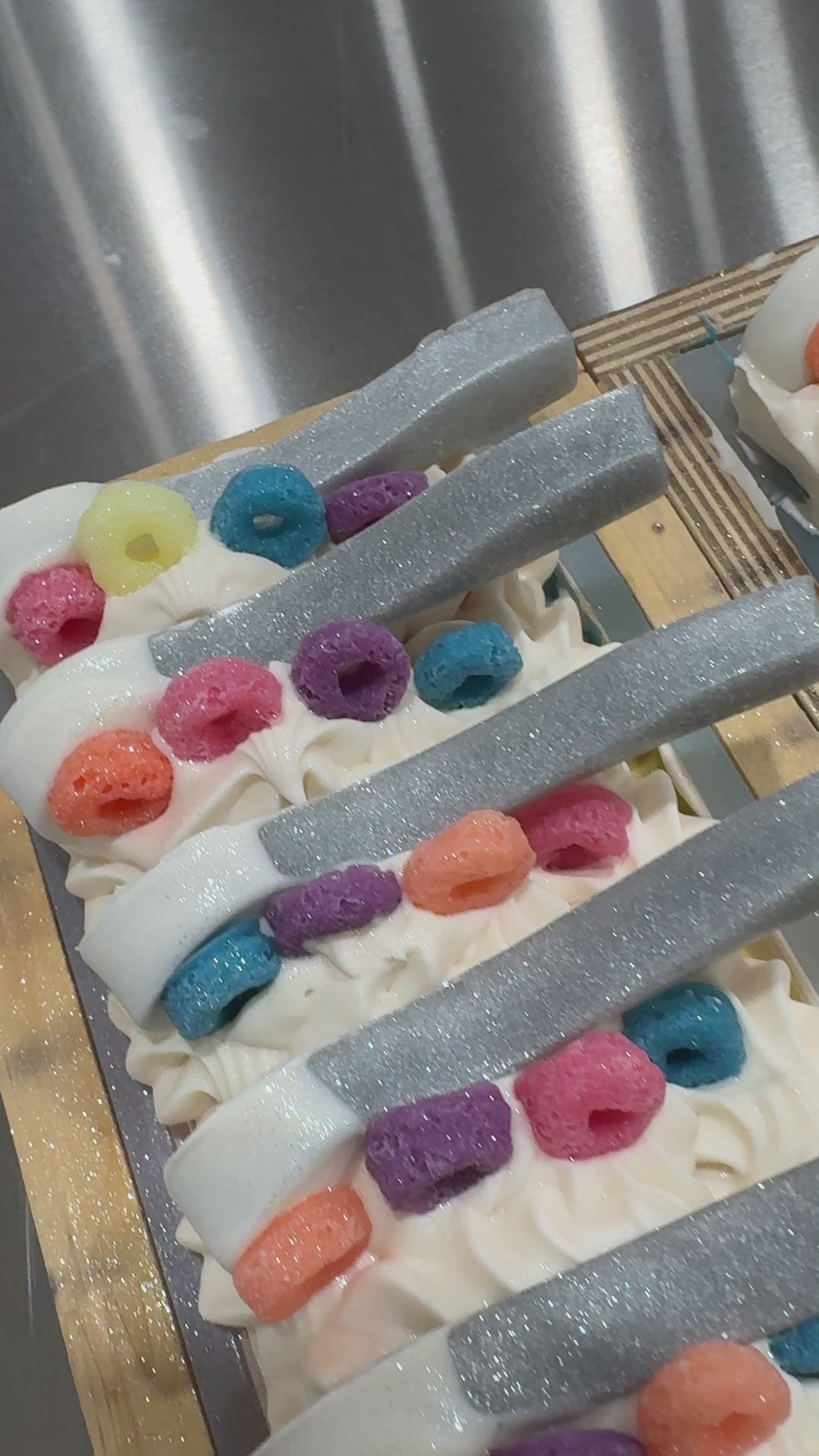 Vidéo montrant les décorations du savon frootloops pour un usage quotidien. 