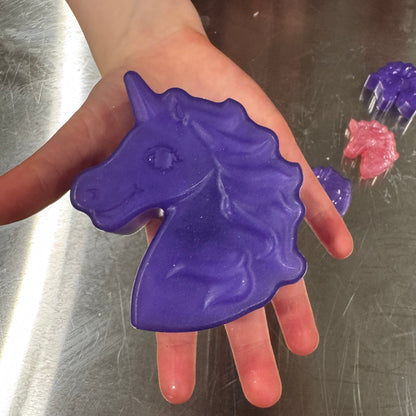 Savon à la glycérine fabriqué par un enfant lors d'un atelier créatif à Ascot Corner, Québec