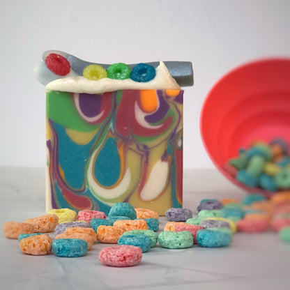Savon gourmand décoré de frootloops par la savonnerieEffet Lotus en Estrie au Québec